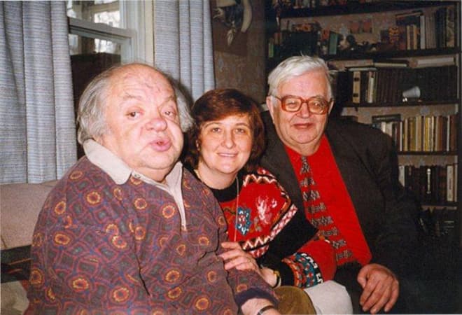 Наум Коржавин и Валентин Берестов с дочерью Мариной