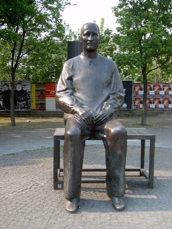Памятник Бертольду Брехту