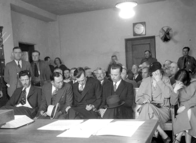 Джон Диллинджер и его банда в зале суда
