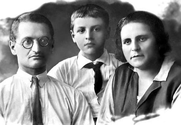 Юрий Левитанский в детстве с родителями