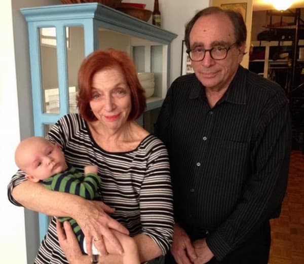 Роберт Стайн и его жена Джейн с внуком