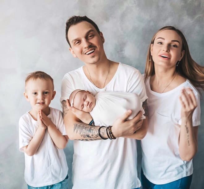Денис Петров с женой и детьми