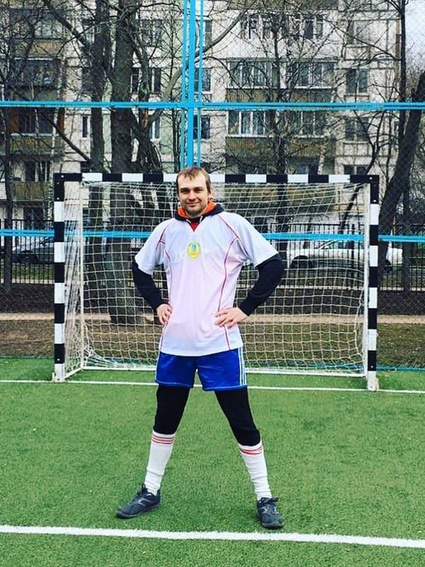 Сергей Марочкин играет в футбол