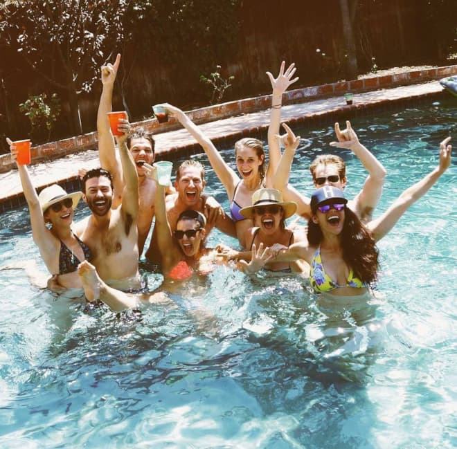 Пейдж Спара в купальнике с друзьями в бассейне