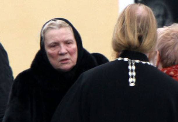 Елена Демидова на похоронах сына Владислава Галкина