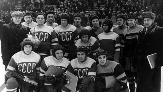 Всеволод Бобров (слева) и Анатолий Тарасов (справа) со сборной СССР