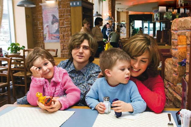Андрей Кондрахин и Тина Канделаки с детьми