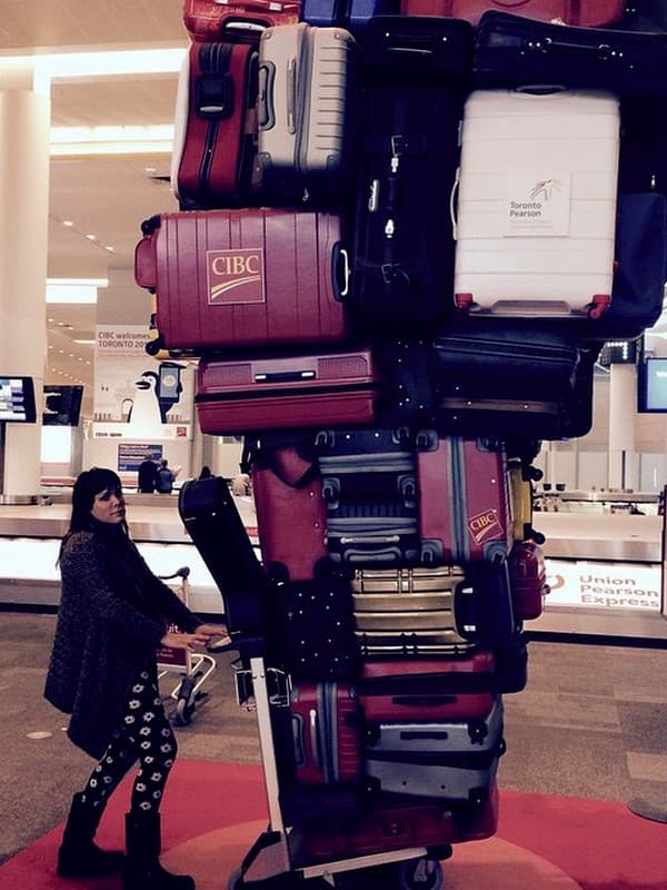 Бет Харт с багажом