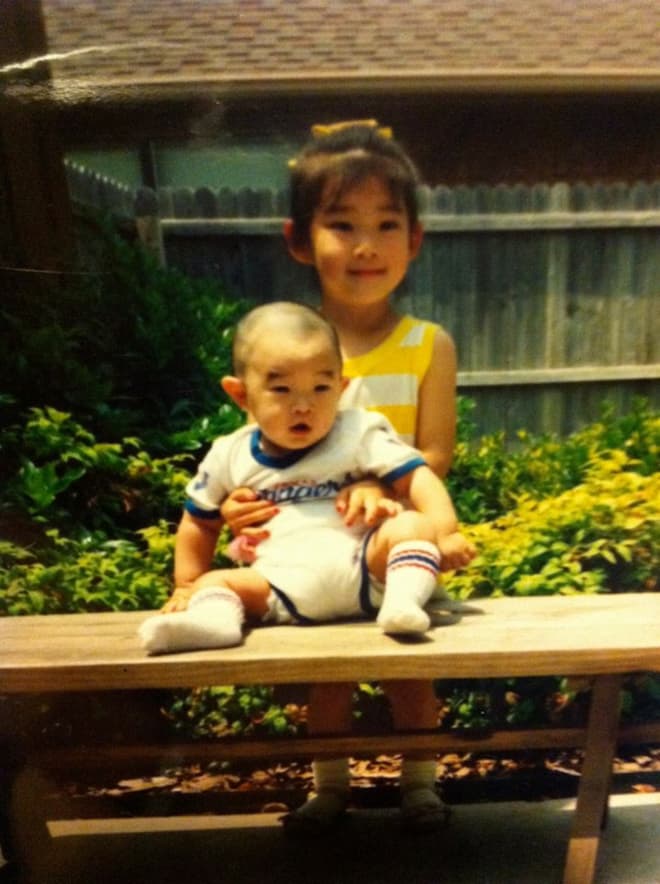 Арден Чо в детстве с братом