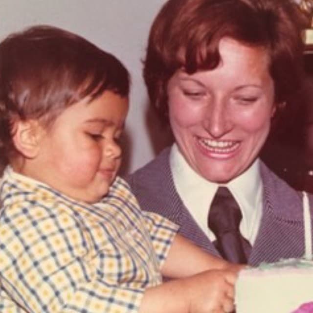 Марк Консуэлос в детстве с мамой