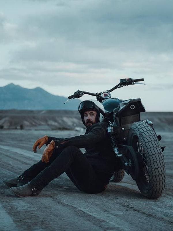Джастин Чэтвин и его мотоцикл