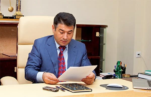 Азад Бабаев в рабочем кабинете