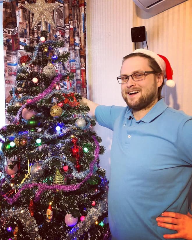 Дмитрий Куплинов возле новогодней елки