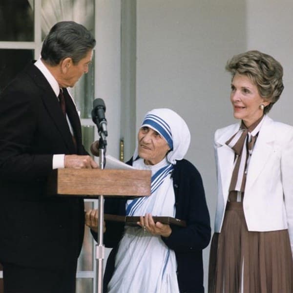 Президент Рейган вручает матери Терезе медаль Свободы