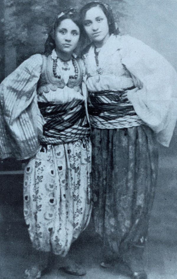 Молодая Мать Тереза и ее сестра Ага в македонском народном костюме