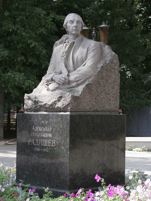 Памятник Александру Радищеву у входа в Саратовский художественный музей