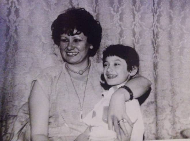 Карина Мишулина в детстве с мамой
