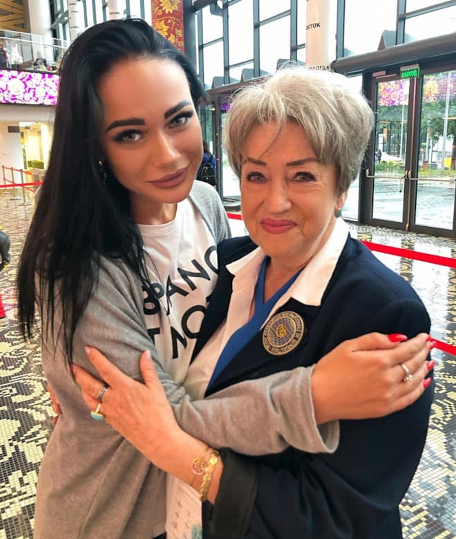 Яна Кошкина и ее тренер по художественной гимнастике Наталья Лащинская