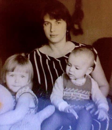 Ирина Шейк в детстве с мамой и сестрой Татьяной