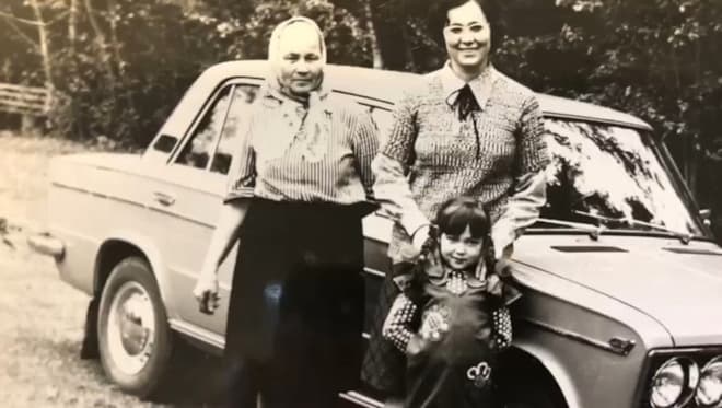 Виктория Тарасова в детстве с мамой и бабушкой