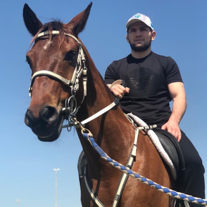 Хабиб Нурмагомедов на лошади