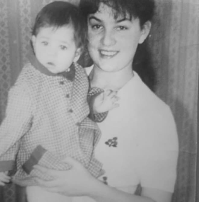 Юлия Снигирь в детстве с мамой