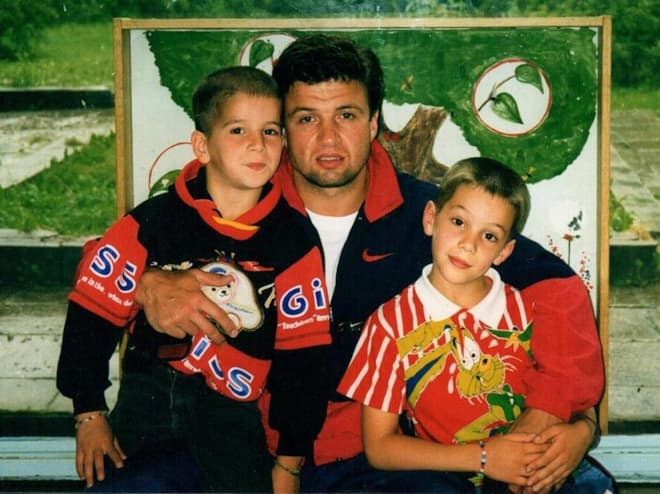 Feduk в детстве с братом и отцом