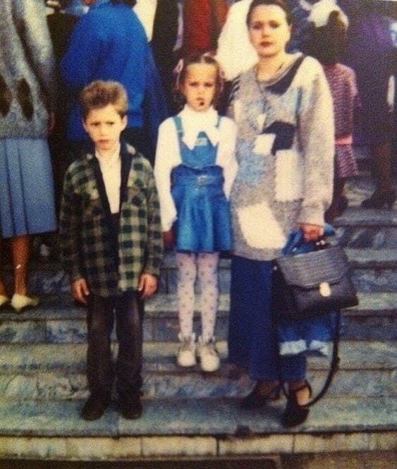 Матвей Зубалевич в детстве с сестрой и мамой