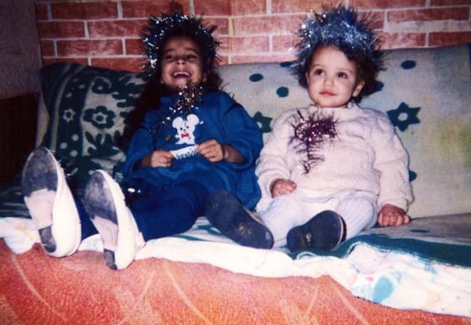 Сюзанна Варнина в детстве с сестрой