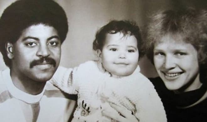 Сюзанна Варнина в детстве с родителями