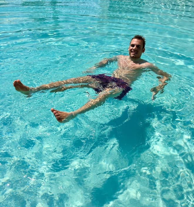 Симон Шемпп в бассейне