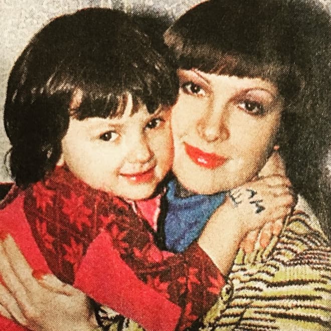 Мария Порошина в детстве с мамой