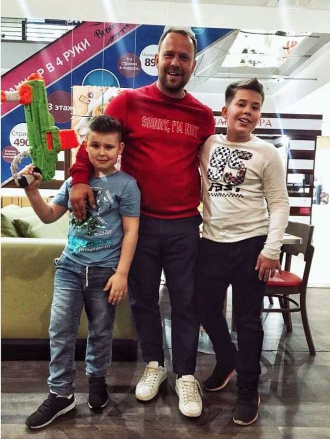 Кирилл Плетнев с сыновьями