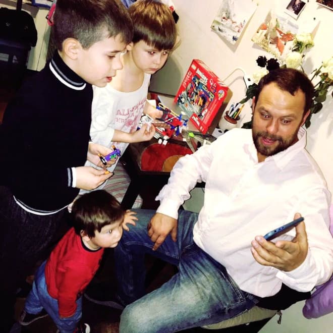 Кирилл Плетнев с детьми