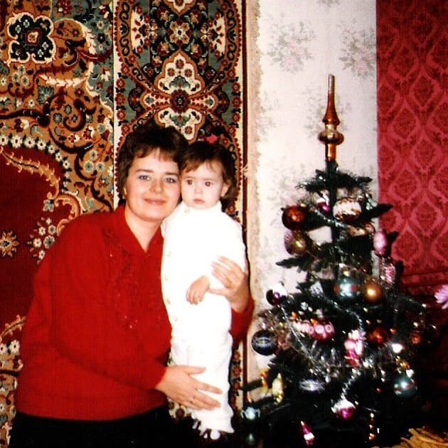 Наталья Забияко в детстве с мамой
