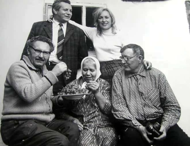 Клара Лучко с мужем и родителями в Полтавской области