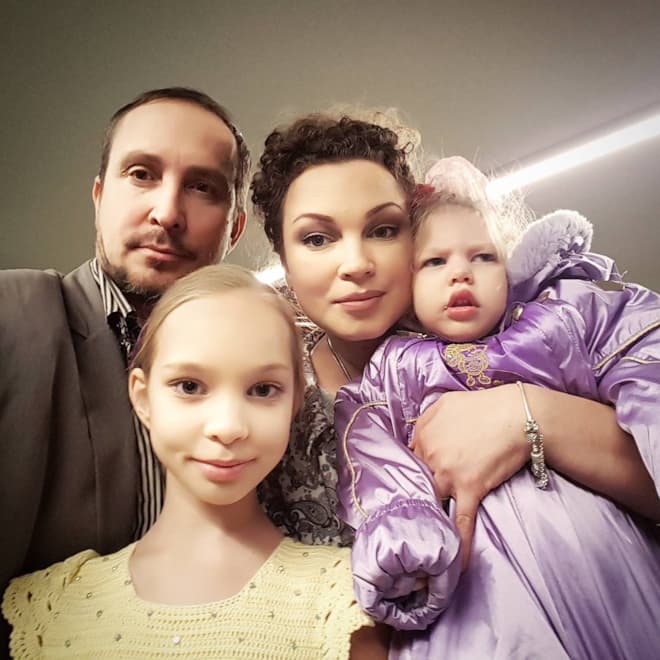 Данко, Наталья Устиненко и дочери Агата и Софья