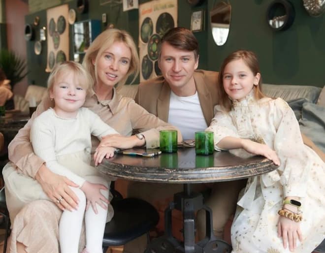 Татьяна Тотьмянина с мужем и детьми