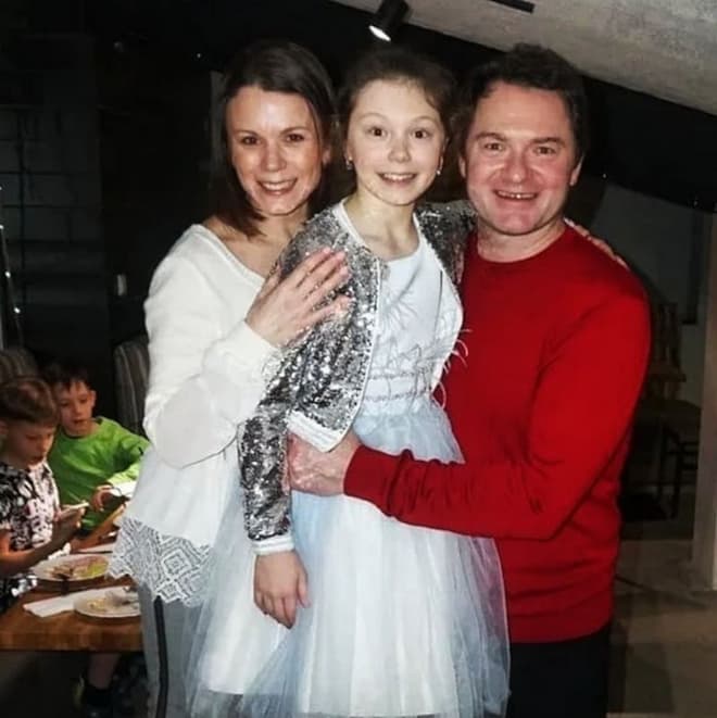 Мария Петрова и Алексей Тихонов с дочерью