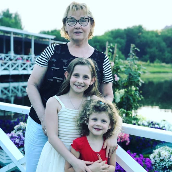Тамара Акулова с внучками
