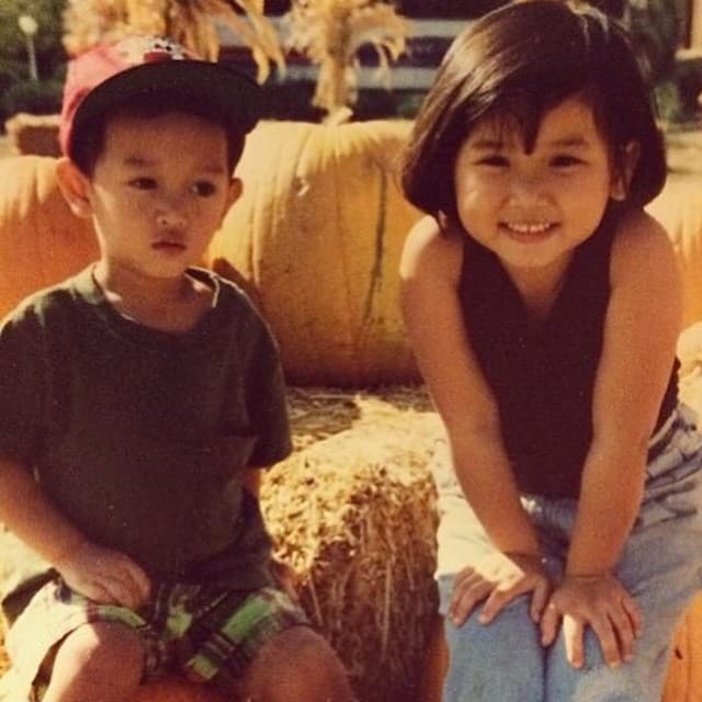 Бренда Сонг в детстве с братом