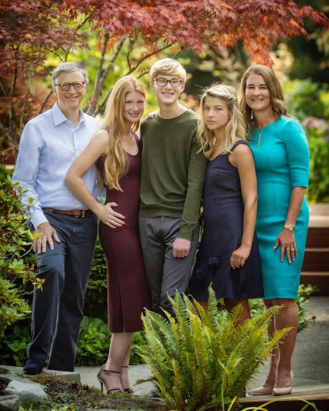 Мелинда Гейтс и Билл Гейтс с детьми