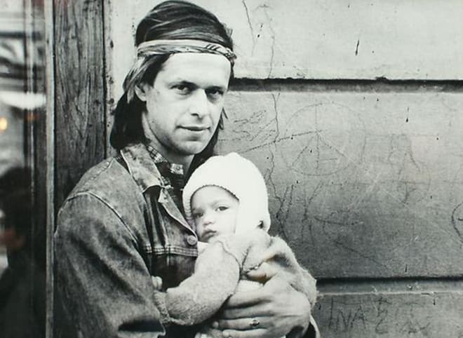 Борис Гребенщиков в молодости с ребенком