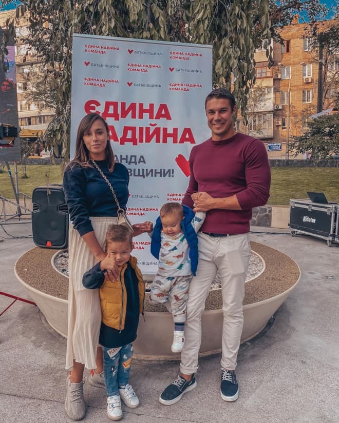 Дмитрий Черкасов с женой и детьми