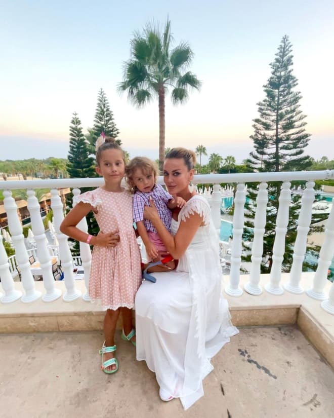 Таня Терёшина с дочерьми