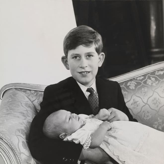 Принц Эндрю в детстве и его старший брат принц Чарльз