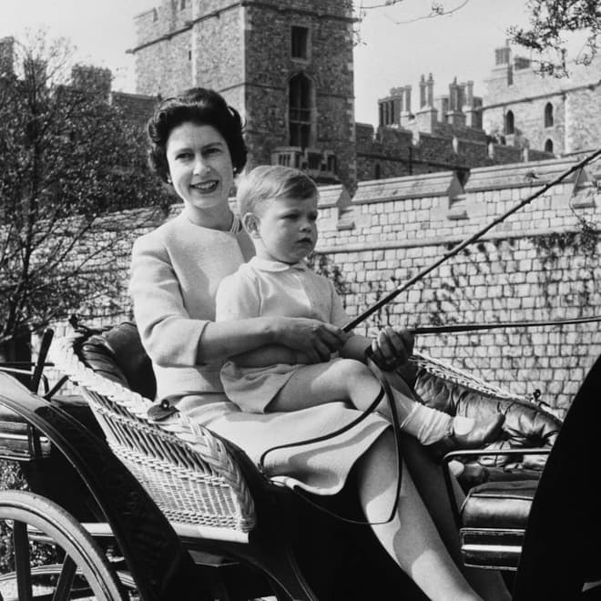 Сын королевы Елизаветы II принц Эндрю в детстве с матерью