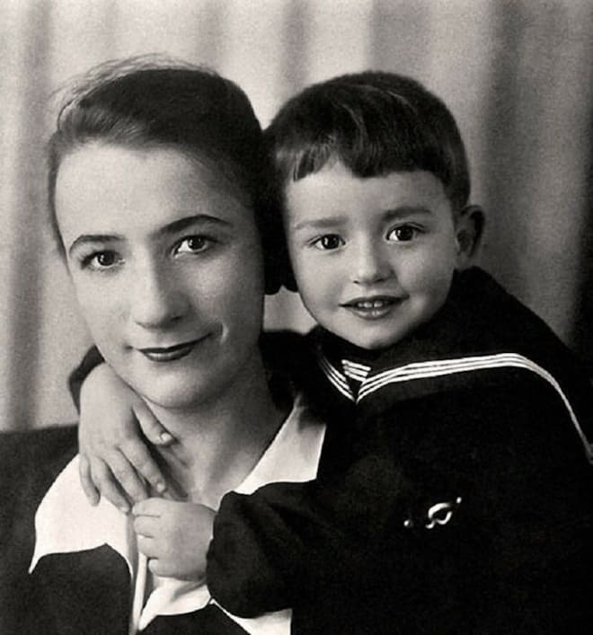 Александр Градский в детстве с мамой