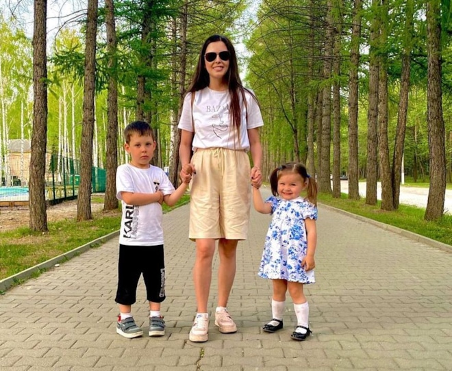 Луиза Шипулина с сыном и дочерью