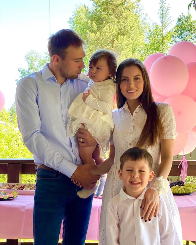 Антон Шипулин и Луиза Шипулина с детьми